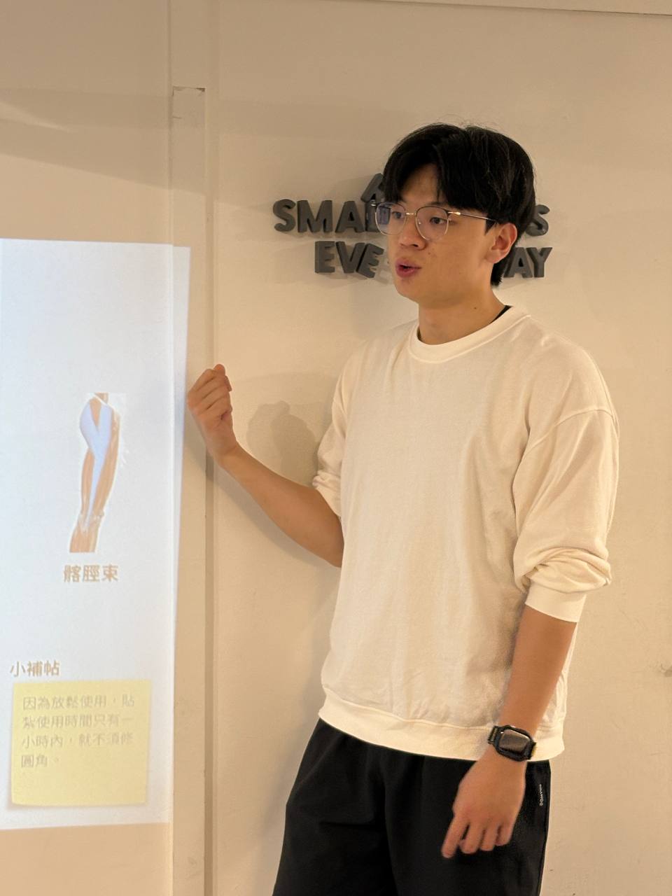 Pazo 陳冠勳物理治療師站在投影片前講解